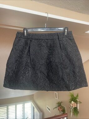 Women's Black Textured Floral Mini Skort